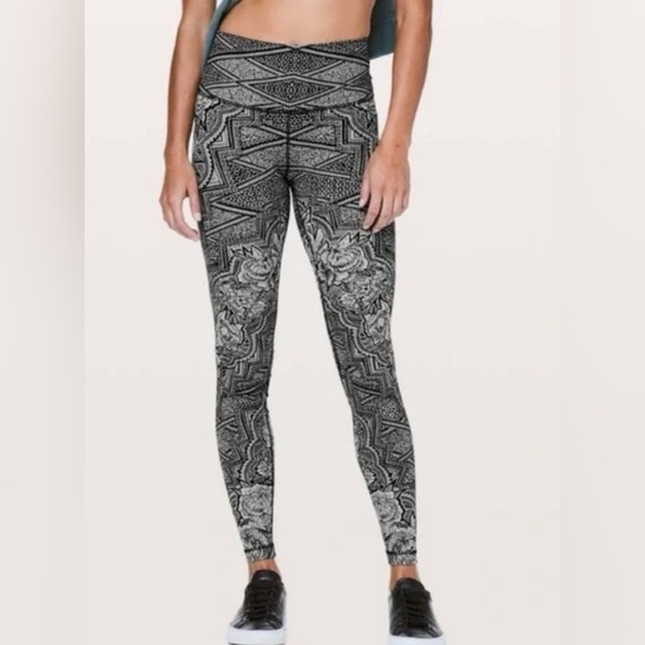 lululemon athletica Black and White Patterned Leggings 💐🩶🏃‍♀️ - Picture 1 of 8